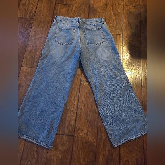 Good American Petite Relaxed Fit Jeans - Picture 4 of 7